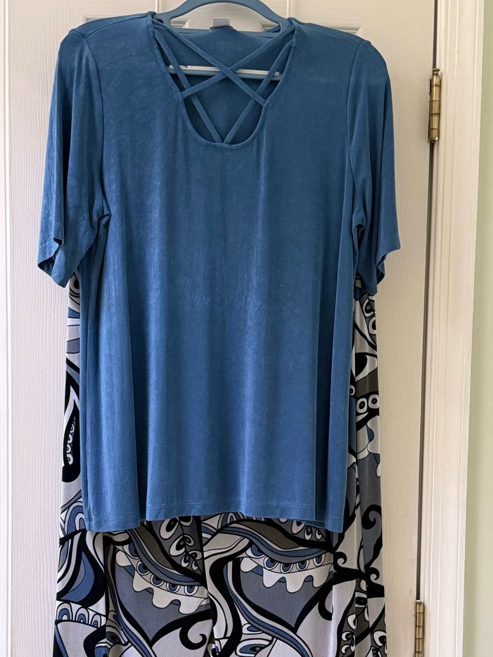 Chico’s Travelers Size 2 (12-14) Crop pants are wide leg and size 2P.